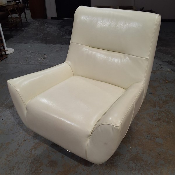 Lot 150 - LOUNGE CHAIR