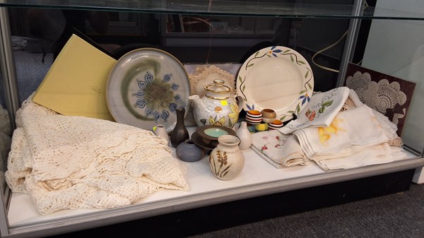 Lot 1358 - STUDIO POTTERY & TABLE LINENS