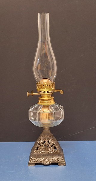 Lot 1480 - KEROSENE LAMP