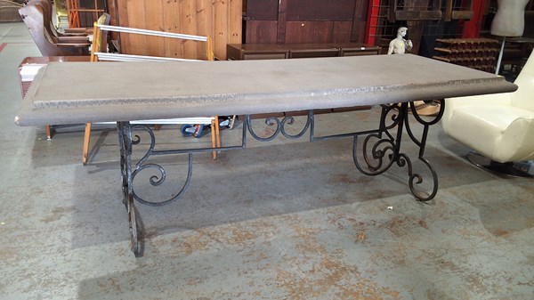 Lot 364 - DINING TABLE