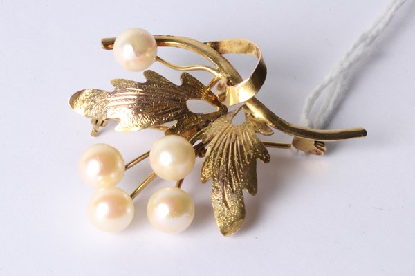 Lot 1040 - GOLD & PEARL BROOCH