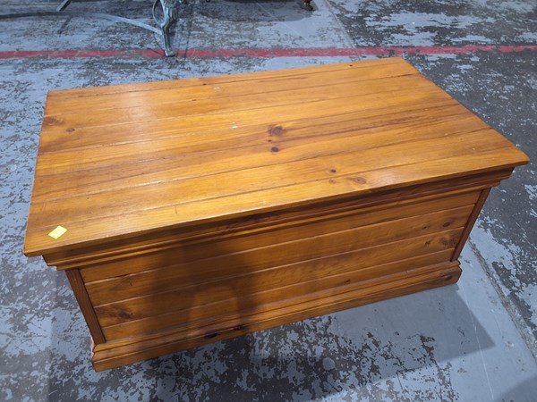 Lot 392 - TRUNK