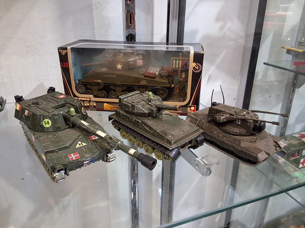 Lot 1527 - DIECAST TANKS