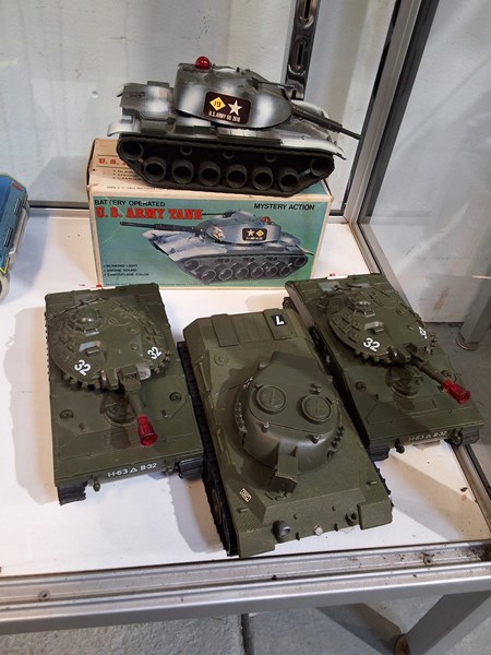 Lot 1530 - PLASTIC TOY TANKS