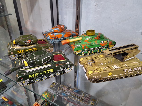 Lot 1516 - MILITARY TINPLATE TOYS