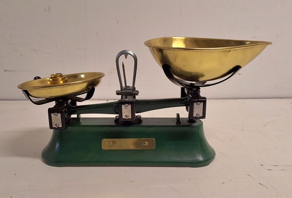 Lot 1319 - GROCERS SCALES