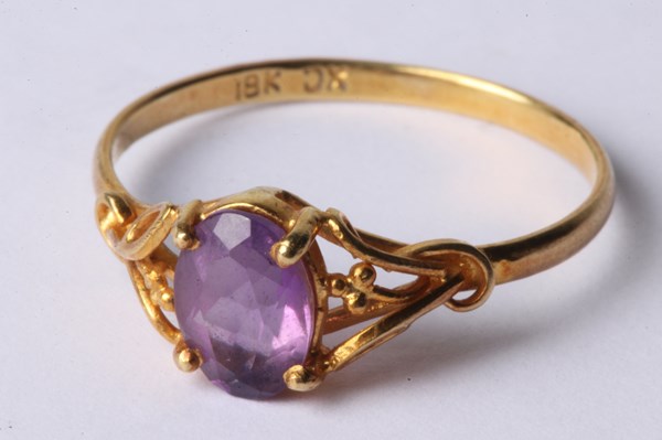 Lot 1057 - GOLD RING