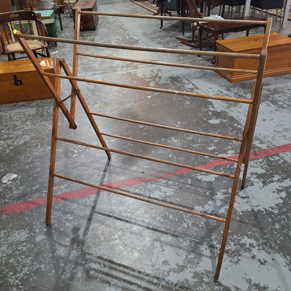 Lot 184 - CLOTHES AIRER