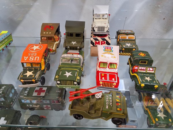 Lot 1518 - MILITARY TINPLATE TOYS