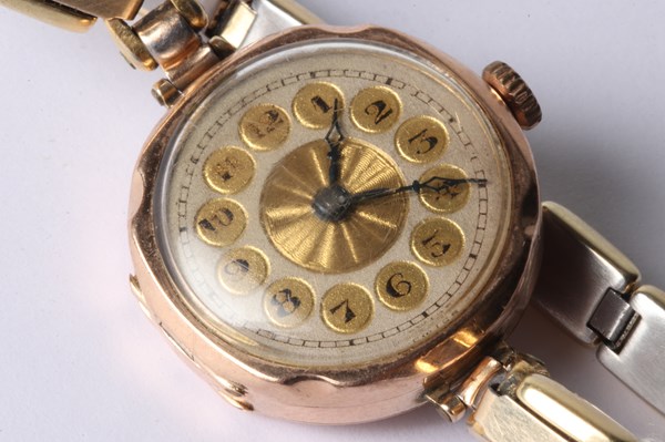 Lot 1084 - GOLD WATCH