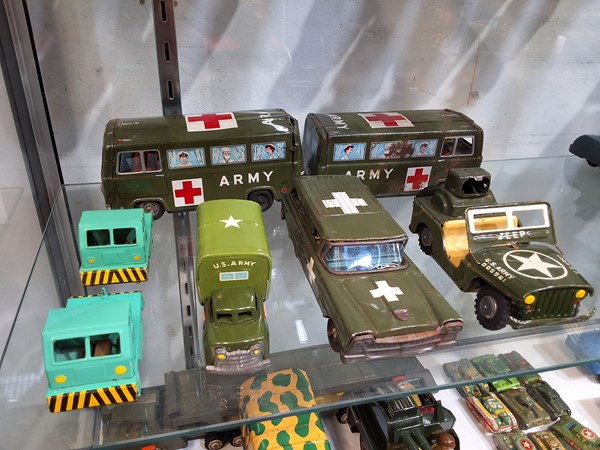 Lot 1520 - MILITARY TINPLATE TOYS