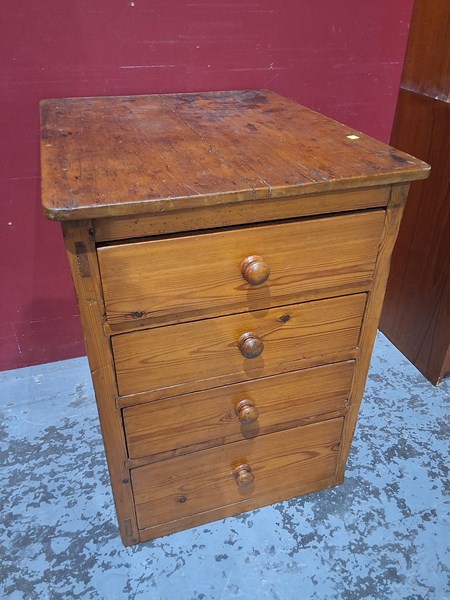 Lot 34 - CHEST OF DRAWERS