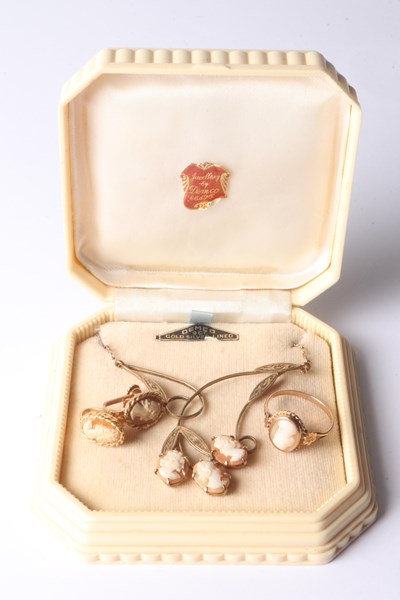 Lot 1065 - CAMEO JEWELLERY SUITE