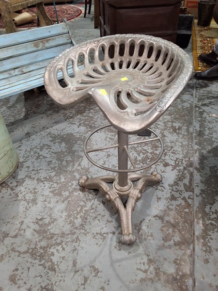 Lot 112 - BAR STOOL