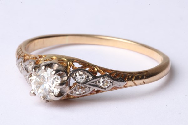 Lot 1056 - DIAMOND RING