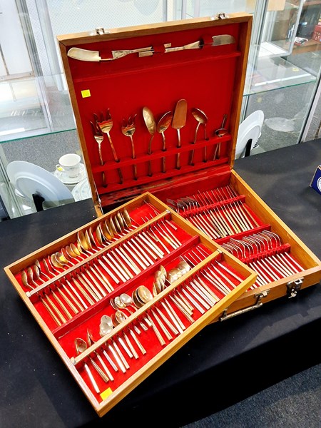 Lot 1381 - CUTLERY SET