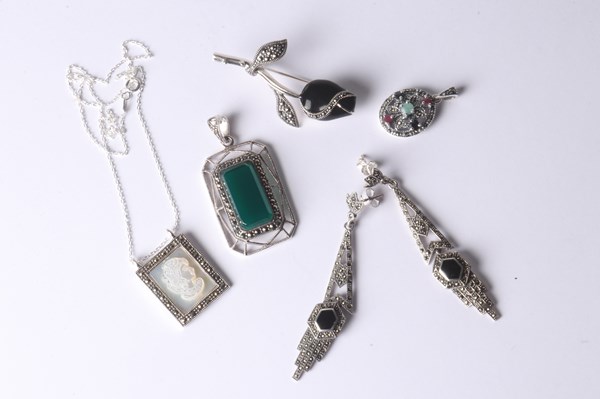 Lot 1050 - JEWELLERY