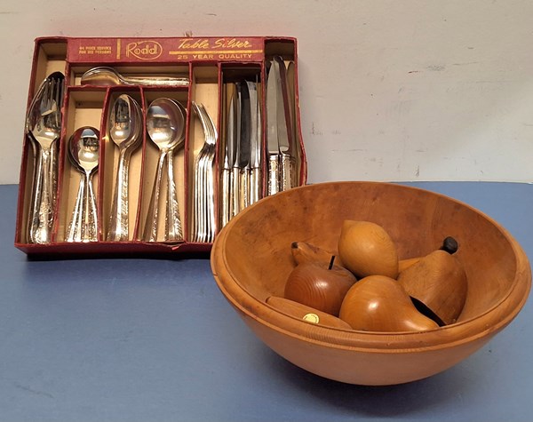 Lot 1443 - FLATWARE & FRUIT BOWL