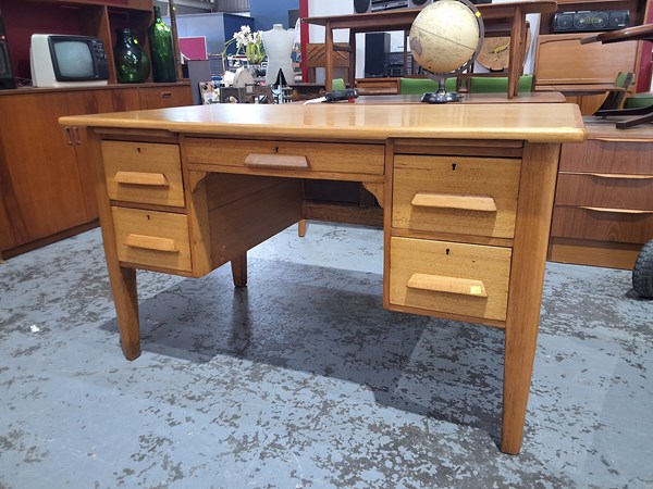 Lot 36 - DESK