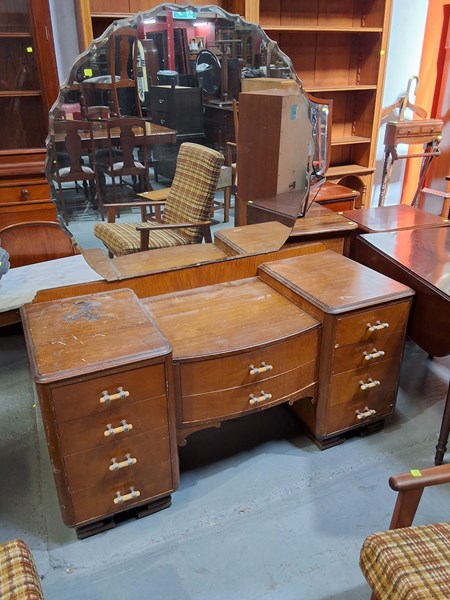 Lot 376 - DRESSING TABLE