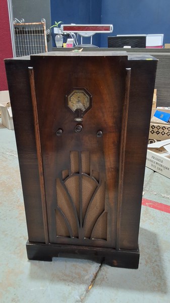 Lot 315 - CABINET RADIO