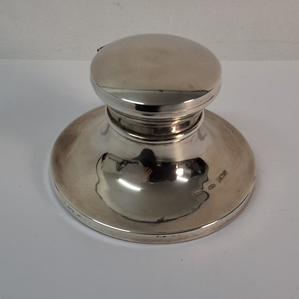 Lot 1072 - SILVER INKWELL