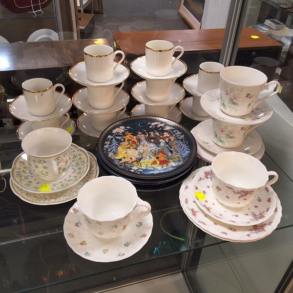 Lot 1355 - TEAWARE & COFFEE CUPS