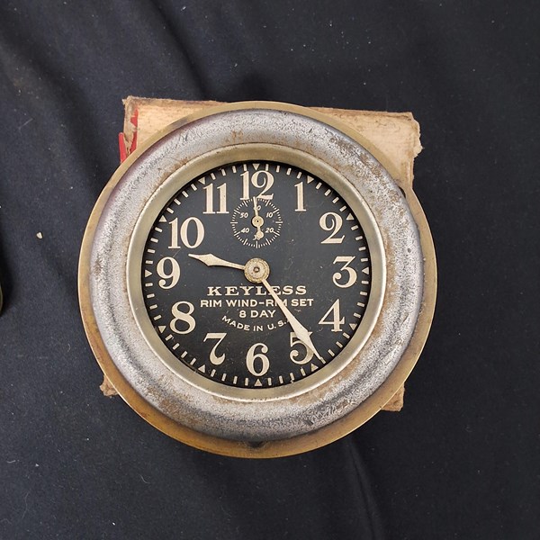 Lot 1228 - KEYLESS CAR CLOCK