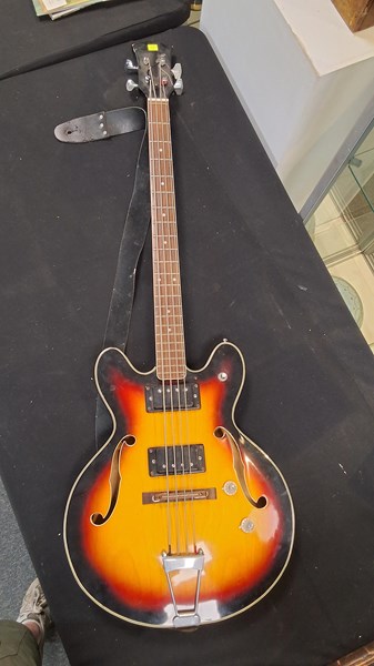 Lot 1427 - ELECTRIC BASS GUITAR