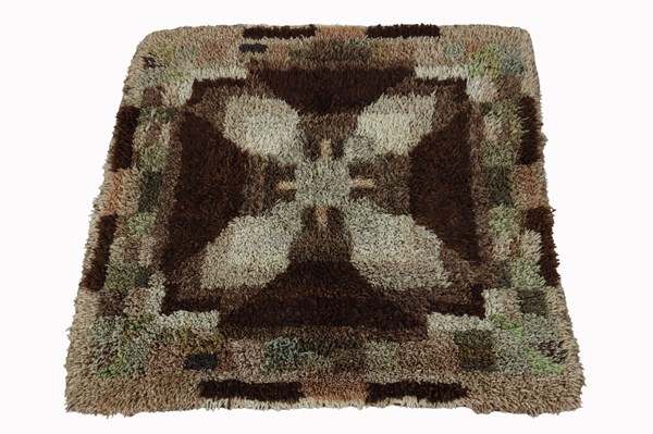 Lot 131 - SHAG PILE RUG