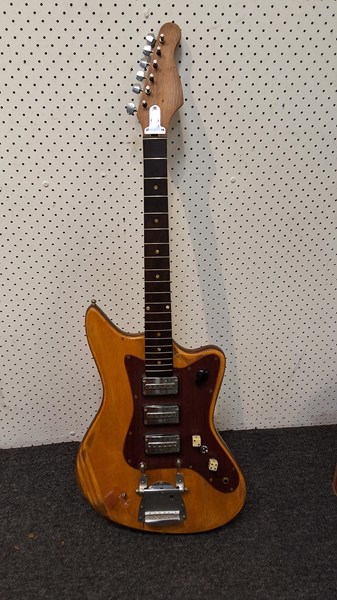 Lot 1426 - EGMOND ELECTRIC GUITAR