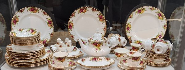 Lot 1210 - ROYAL ALBERT DINNER SERVICE