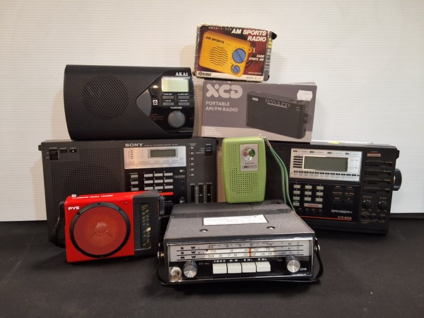 Lot 1276 - RADIOS