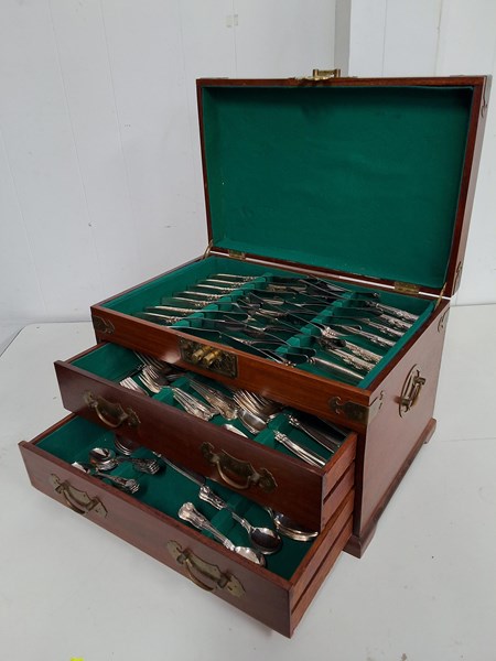 Lot 1317 - CUTLERY CANTEEN