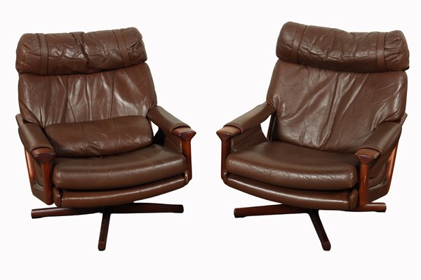 Lot 1 - PAIR OF TESSA T21 LOUNGE CHAIRS