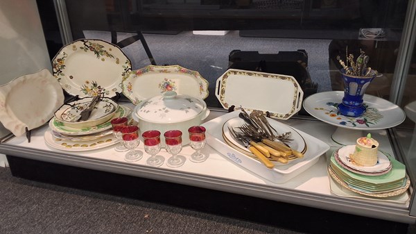 Lot 1367 - CHINA AND HOMEWARES