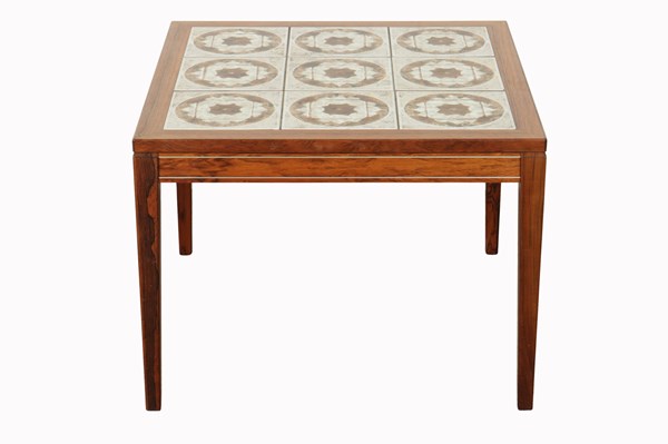 Lot 155 - LAMP TABLE