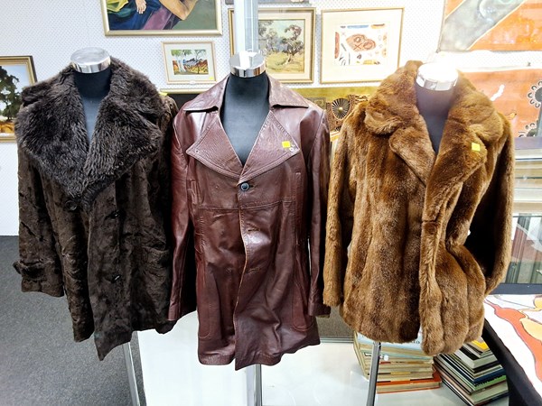 Lot 1147 - LEATHER & FUR