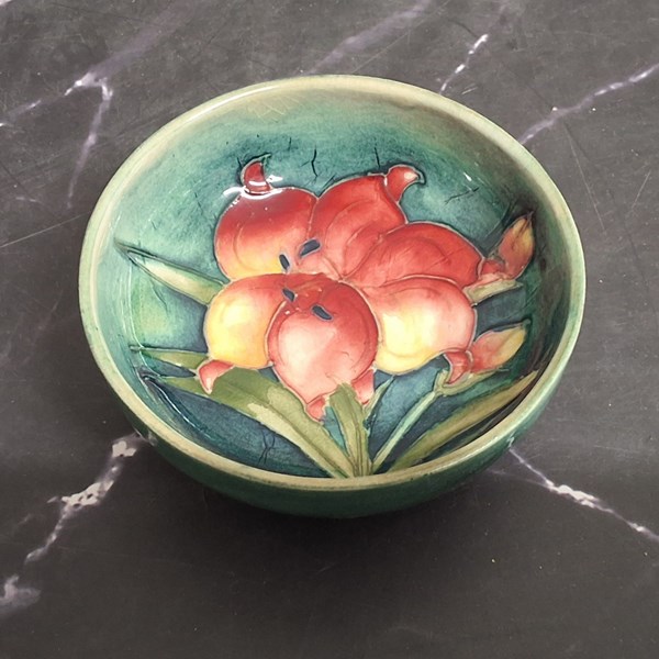 Lot 1044 - MOORCROFT DISH