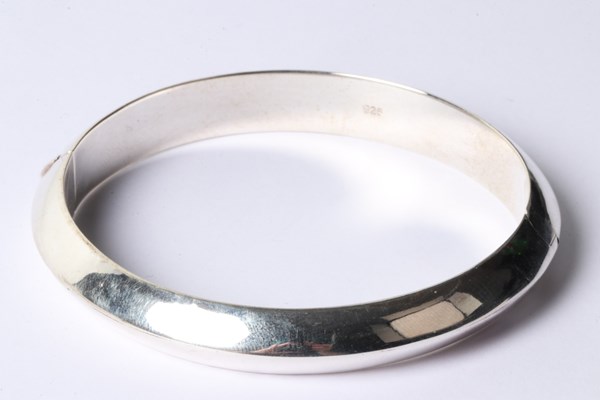 Lot 1057 - BANGLE