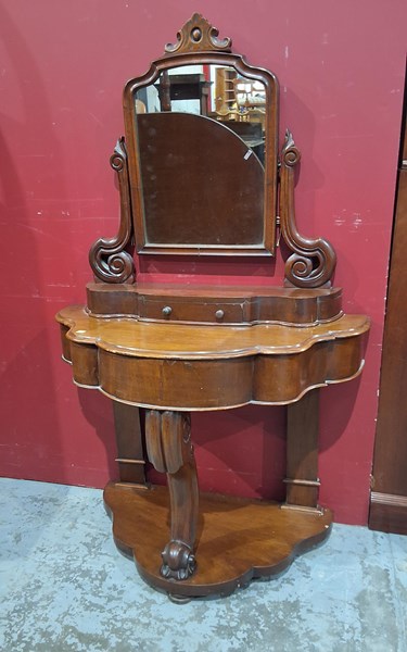 Lot 172 - DRESSING TABLE