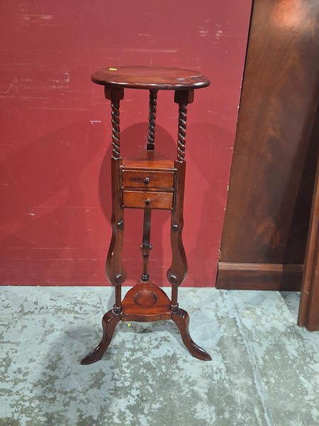 Lot 92 - PEDESTAL