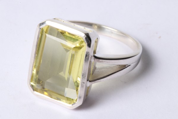 Lot 1013 - RING