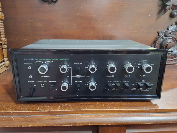 Lot 301 - SANSUI AMPLIFIER