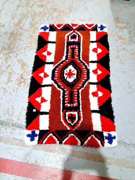 Lot 18 - RETRO RUG