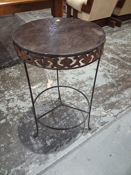 Lot 192 - TABLE