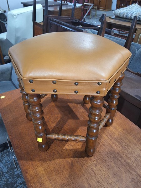 Lot 129 - STOOL