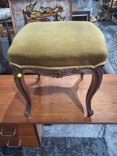 Lot 138 - STOOL