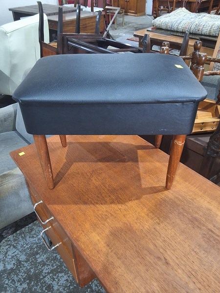 Lot 89 - STOOL