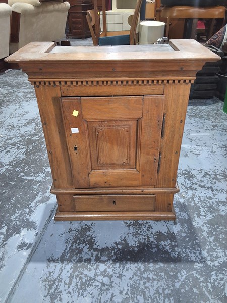 Lot 173 - TOBACCO CABINET